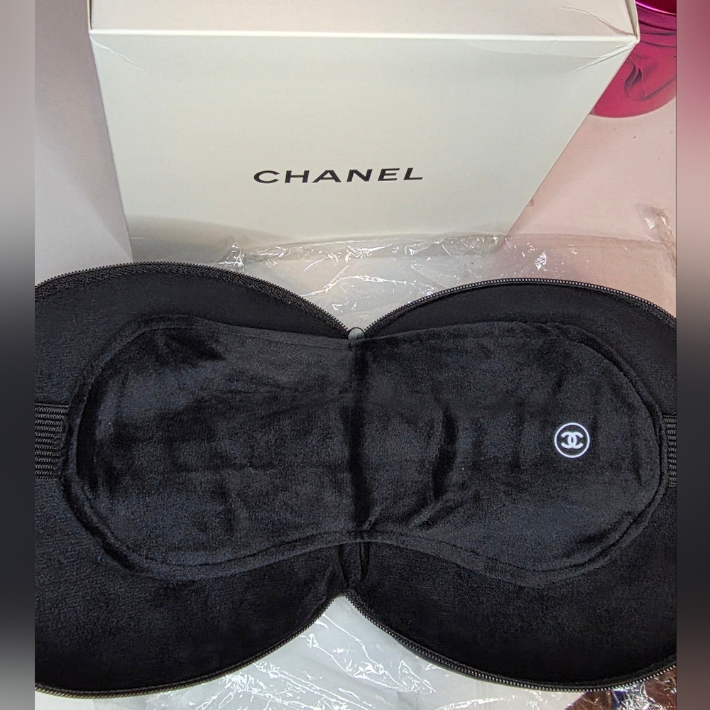 NEW Chanel Beauté CC Travel Eye Mask/Neck Pillow! - Picture 4 of 11
